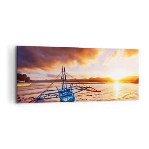 Obraz na płótnie - Niebieska łódź na plaży o zachodzie słońca - 120x50cm - Po całym dniu wyciągnąć się na piasku - Nowoczesna dekoracja ścienna do salonu i sypialni ARTTOR