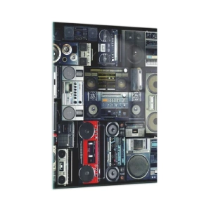Obraz na szkle - Kolaż retro radioodbiorników i magnetofonów na ciemnym tle - 50x70cm - Tęsknota za latami 80. - Nowoczesna dekoracja ścienna do salonu, kuchni i sypialni ARTTOR