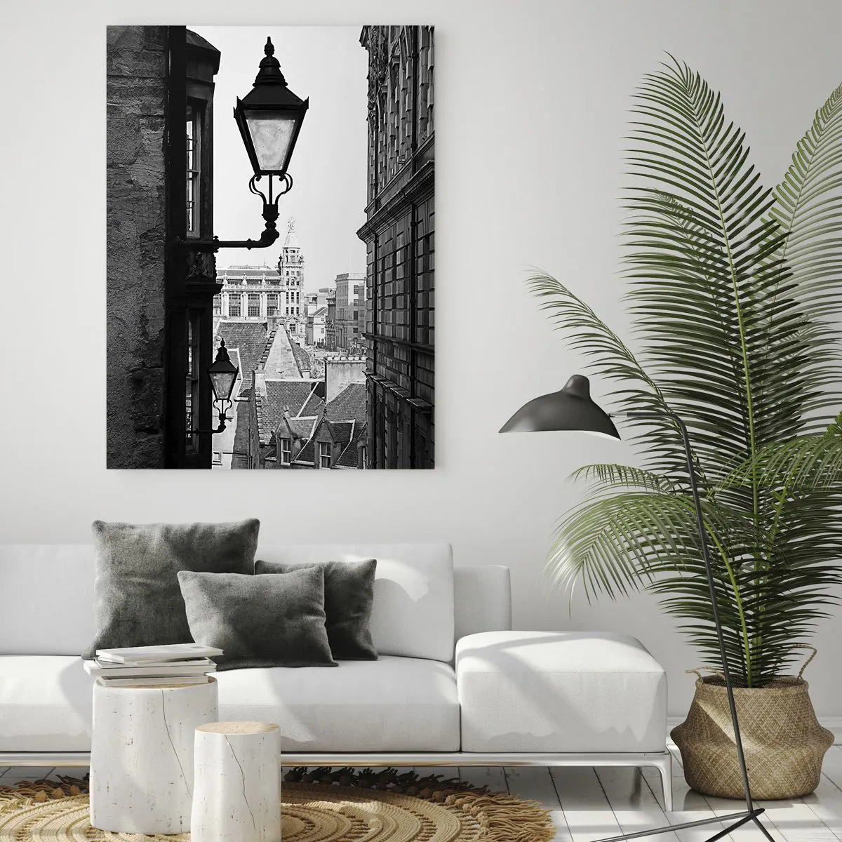 Obraz na szkle - Czarno-biała fotografia uliczki w Edynburgu z latarniami - 80x120cm - Edynburska opowieść - Nowoczesna dekoracja ścienna do salonu i sypialni ARTTOR