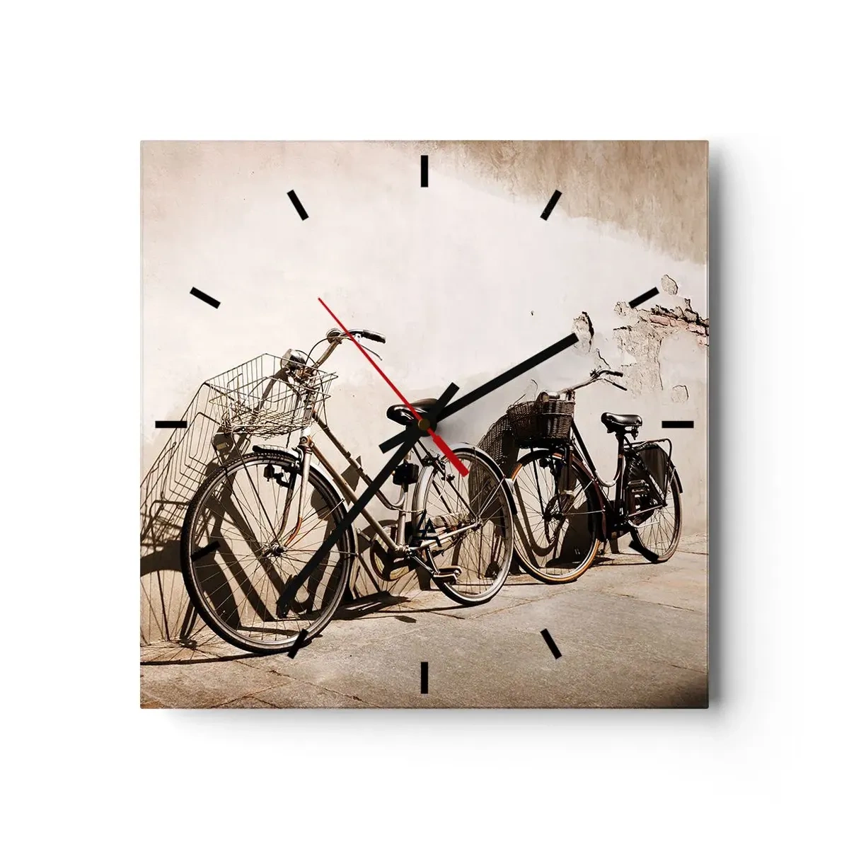 Zegar ścienny - Dwa rowery oparte o starą ścianę w stylu retro - 30x30cm - Niezapomniany urok przeszłości - Nowoczesna dekoracja ścienna do salonu i sypialni ARTTOR