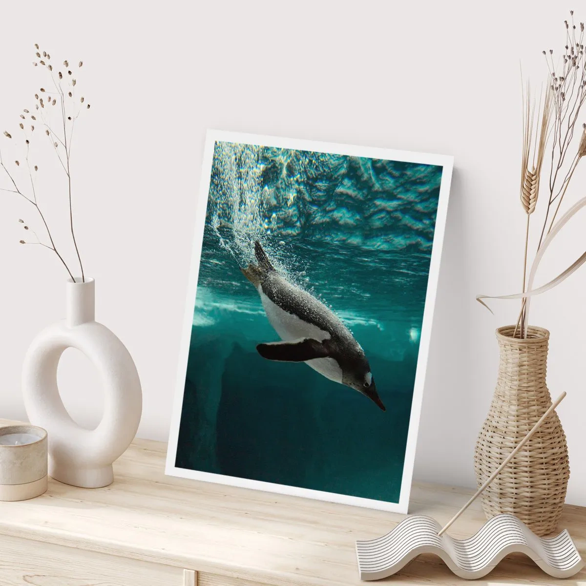 Plakat - Pingwin płynący pod wodą - 50x70cm - Witaj w moim świecie - Nowoczesna dekoracja ścienna do salonu, kuchni i sypialni ARTTOR