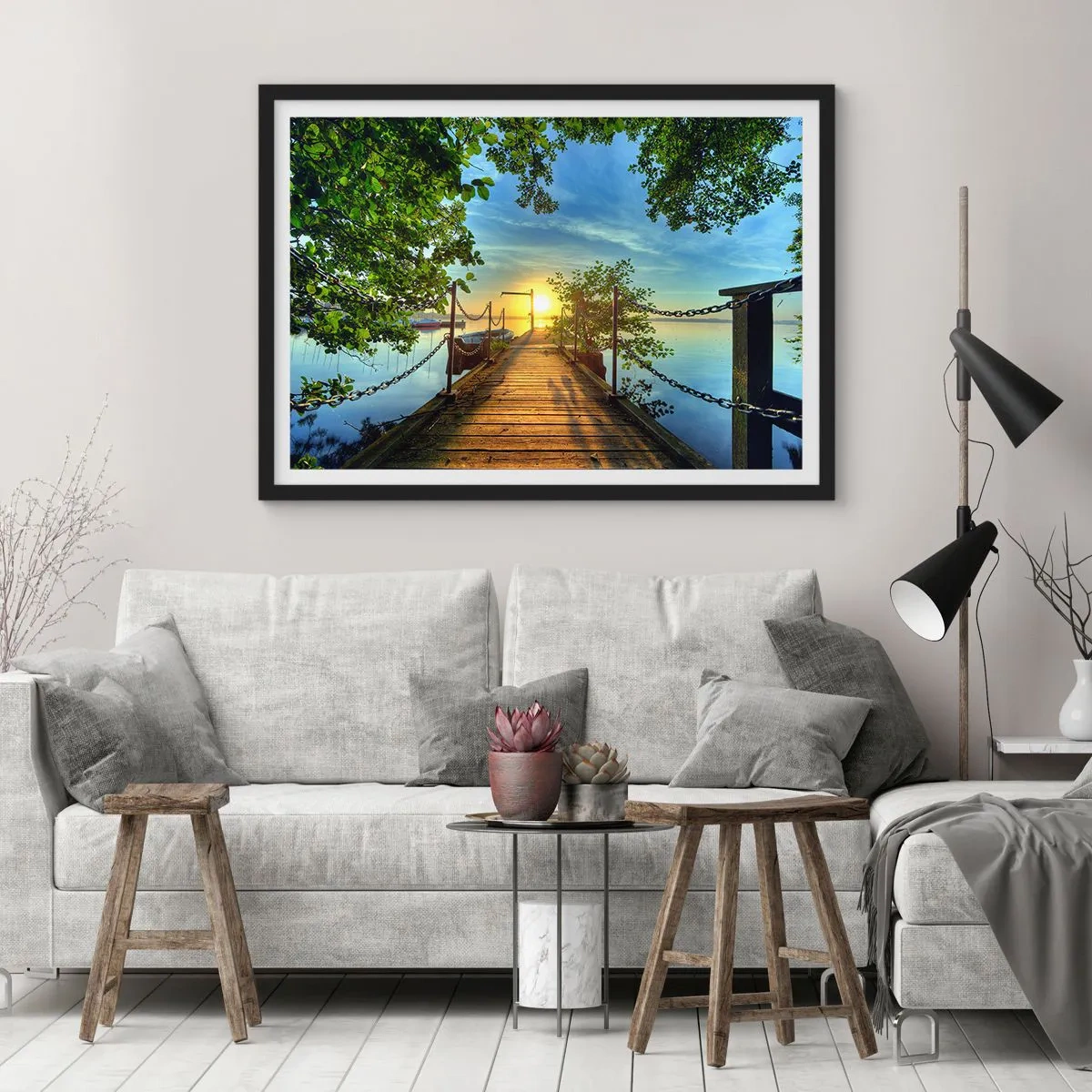 Plakat w czarnej ramie - Pomost nad jeziorem w promieniach zachodu słońca - 70x50cm - Zachód nad wodą - Nowoczesna dekoracja ścienna do salonu i sypialni ARTTOR