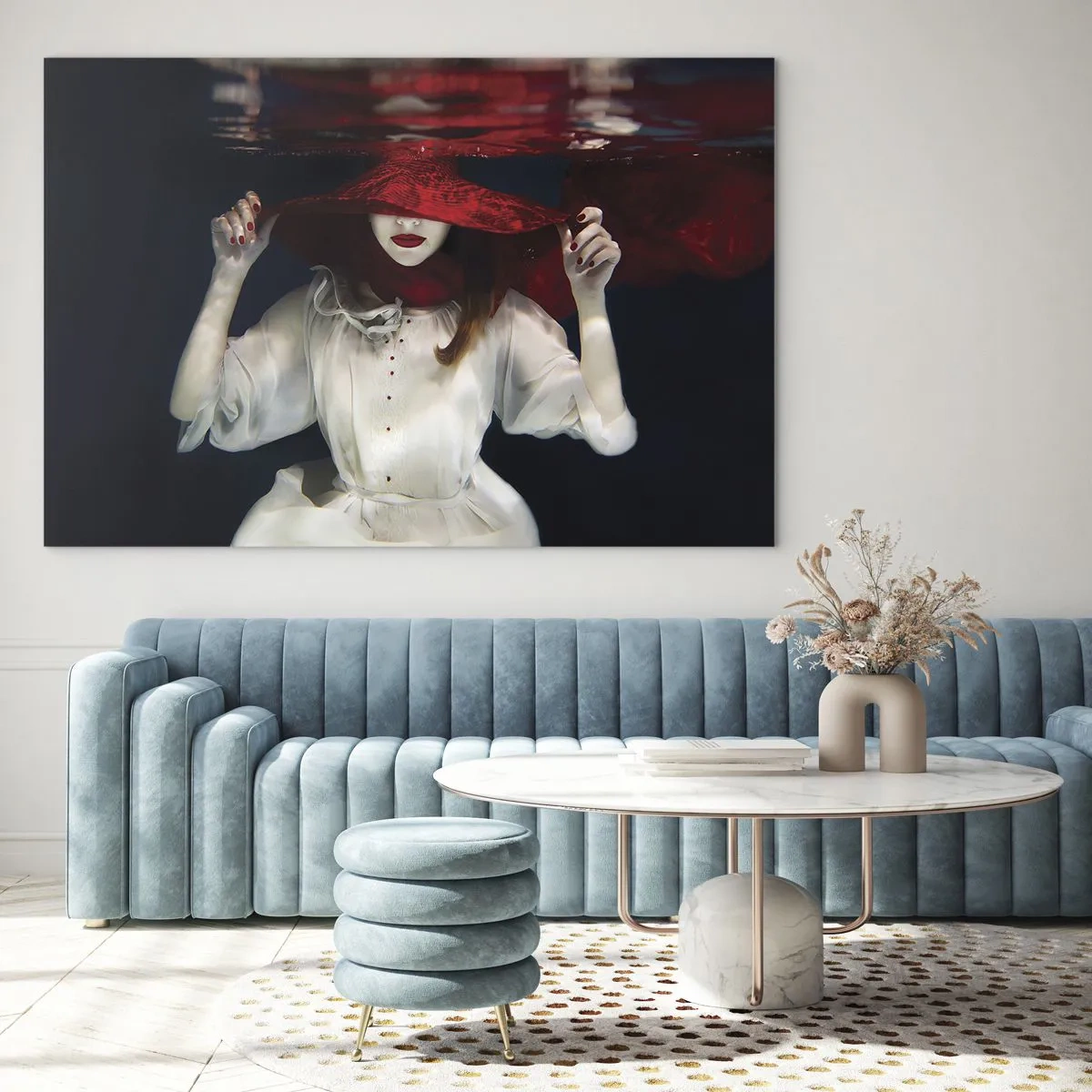 Obraz na szkle - Kobieta w czerwonym kapeluszu pod wodą - 70x50cm - Dziwożona - Nowoczesna dekoracja ścienna do salonu i sypialni ARTTOR