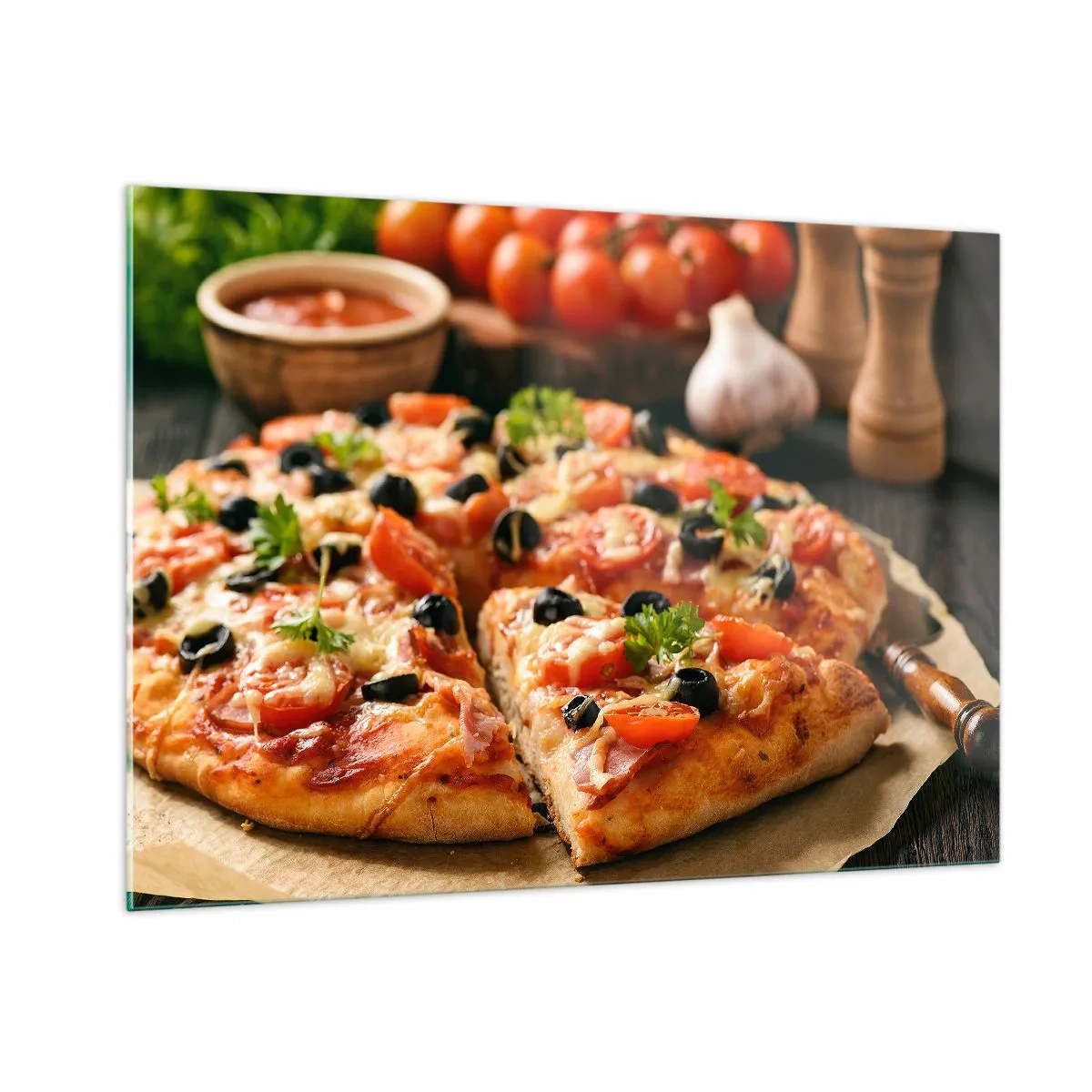 Obraz na szkle - Apetyczna pizza z pomidorami, oliwkami i ziołami - 100x70cm - Znów ci się upiekło - Nowoczesna dekoracja ścienna do salonu, kuchni i sypialni ARTTOR