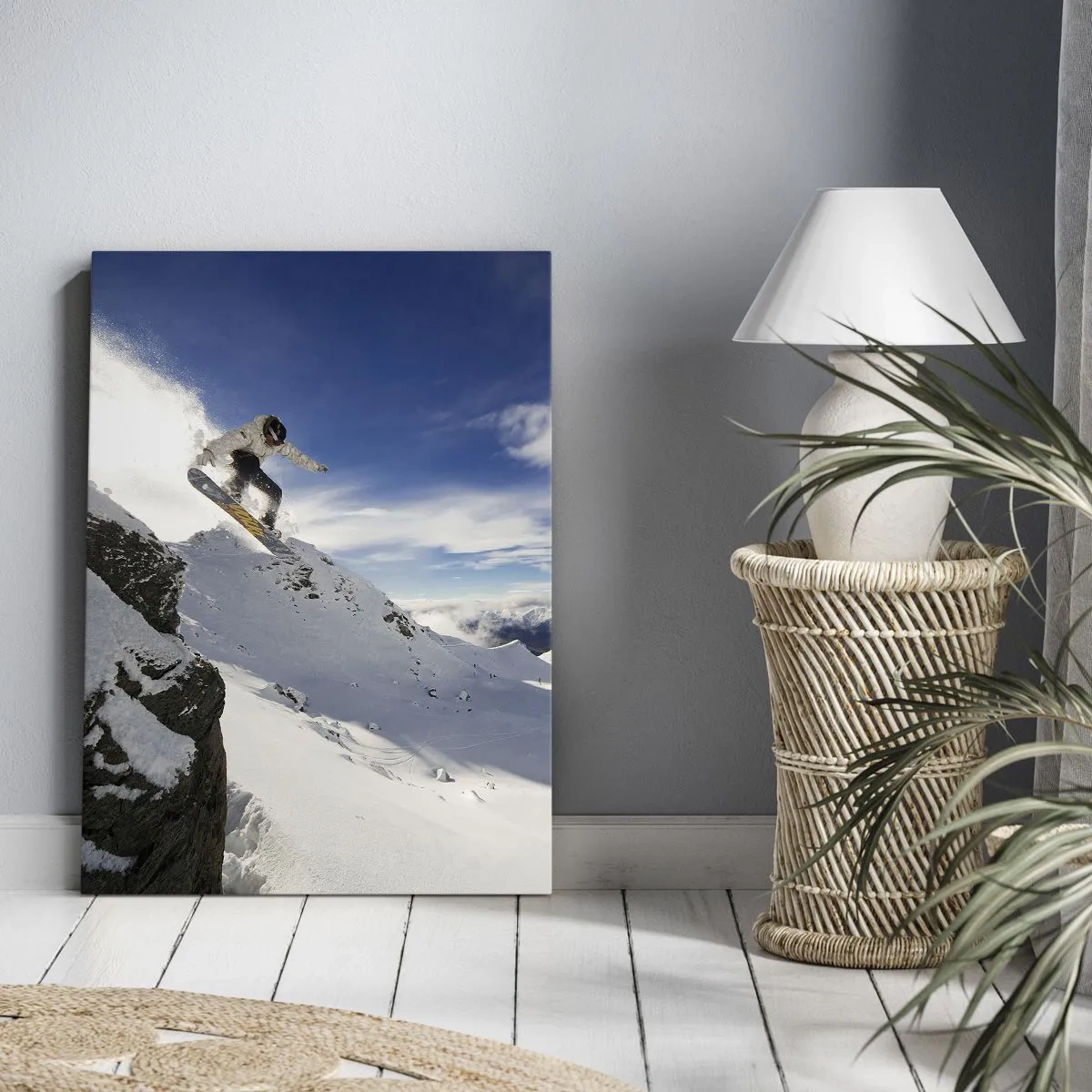 Obraz na płótnie - Snowboardzista skaczący z urwiska na tle ośnieżonych gór - 80x120cm - Wolność bez granic - Nowoczesna dekoracja ścienna do salonu i sypialni ARTTOR