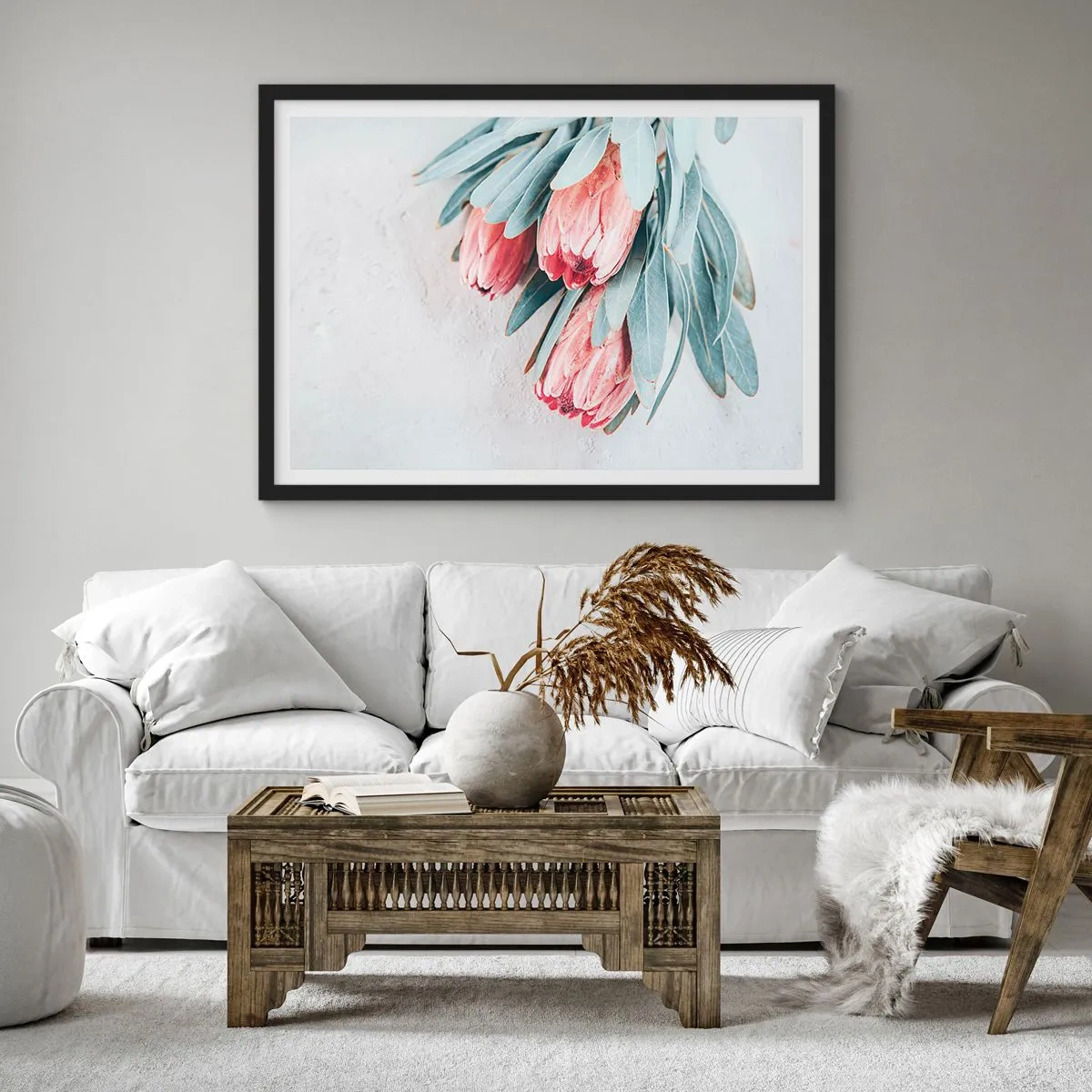 Plakat w czarnej ramie - Subtelne różowe kwiaty protei na jasnym tle - 100x70cm - Zawstydzone własną urodą - Nowoczesna dekoracja ścienna do salonu i sypialni ARTTOR