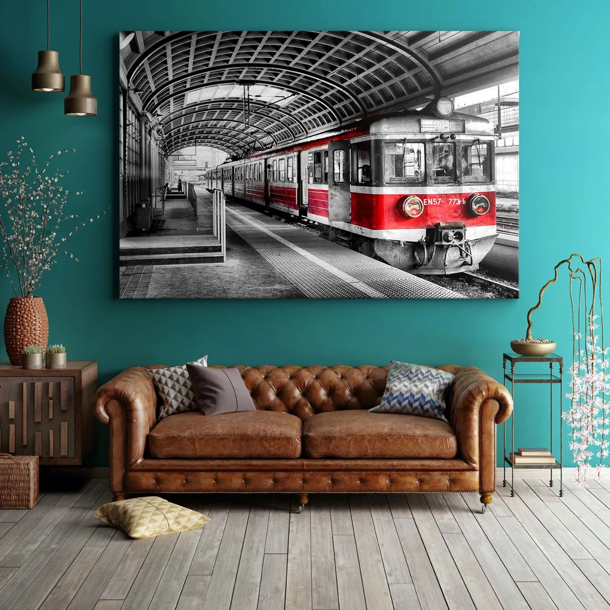 Obraz na płótnie - Czerwony pociąg na stacji pod zadaszeniem - 70x50cm - Może to podróż życia? - Nowoczesna dekoracja ścienna do salonu i sypialni ARTTOR