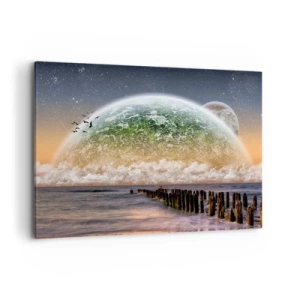 Obraz na płótnie - Fantastyczny krajobraz z wielką planetą nad morzem i drewnianym pomostem. - 120x80cm - I świat wyłonił się z wody - Nowoczesna dekoracja ścienna do salonu, kuchni i sypialni ARTTOR