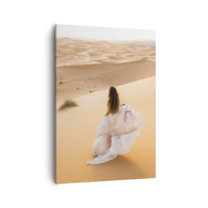Obraz na płótnie - Kobieta w zwiewnej sukni idąca przez pustynne wydmy - 50x70cm - Ucieczka do wolności - Nowoczesna dekoracja ścienna do salonu, kuchni i sypialni ARTTOR