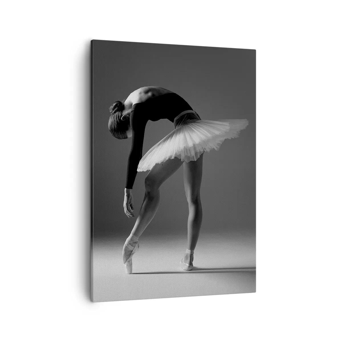 Obraz na płótnie - Baletnica w eleganckiej pozie na czarno-białym tle - 50x70cm - Bella balerina - Nowoczesna dekoracja ścienna do salonu, kuchni i sypialni ARTTOR