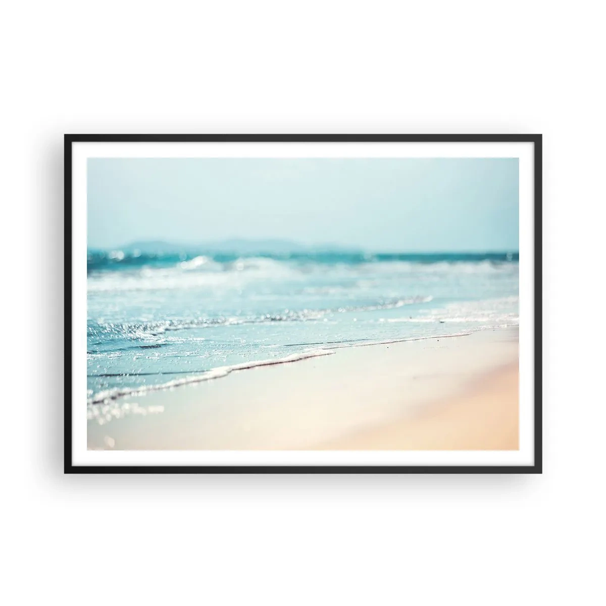 Plakat w czarnej ramie - Delikatne fale oceanu na piaszczystej plaży - 100x70cm - Ciepło i szum - Nowoczesna dekoracja ścienna do salonu i sypialni ARTTOR
