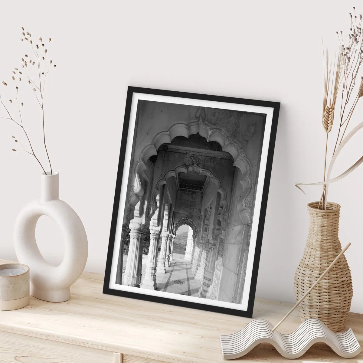 Plakat w czarnej ramie - Czarno-biała fotografia architektury z kolumnami - 50x70cm - Tu dzieją się baśnie Wschodu - Nowoczesna dekoracja ścienna do salonu i sypialni ARTTOR