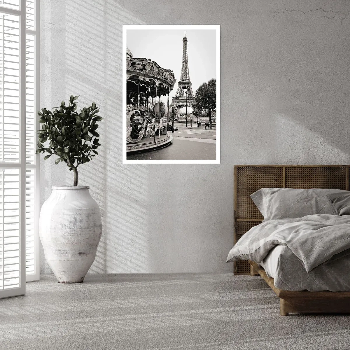 Plakat - Czarno-biała fotografia karuzeli i wieży w tle - 50x70cm - Jak zabawa, to tylko w Paryżu - Nowoczesna dekoracja ścienna do salonu, kuchni i sypialni ARTTOR