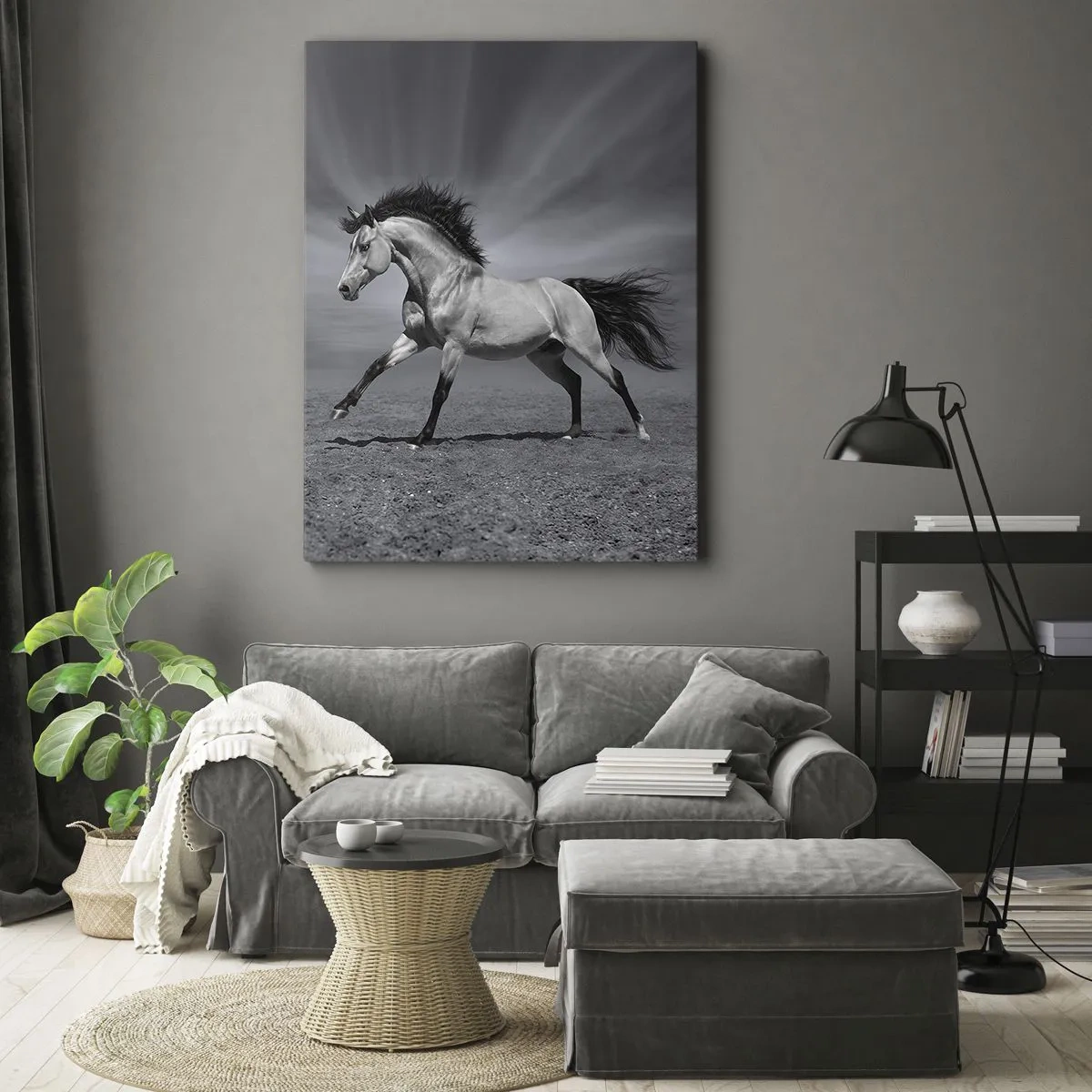 Obraz na płótnie - Czarno-biały koń w dynamicznej pozie na pustyni - 70x100cm - Urodzony, by zachwycać - Nowoczesna dekoracja ścienna do salonu i sypialni ARTTOR