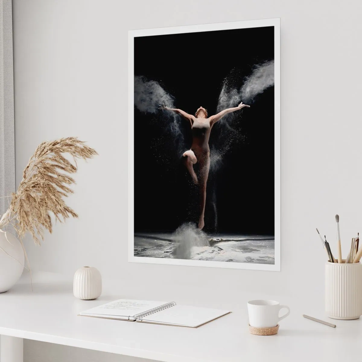 Plakat - Tancerka w chmurze pyłu na czarnym tle - 50x70cm - Elfy istnieją - Nowoczesna dekoracja ścienna do salonu, kuchni i sypialni ARTTOR