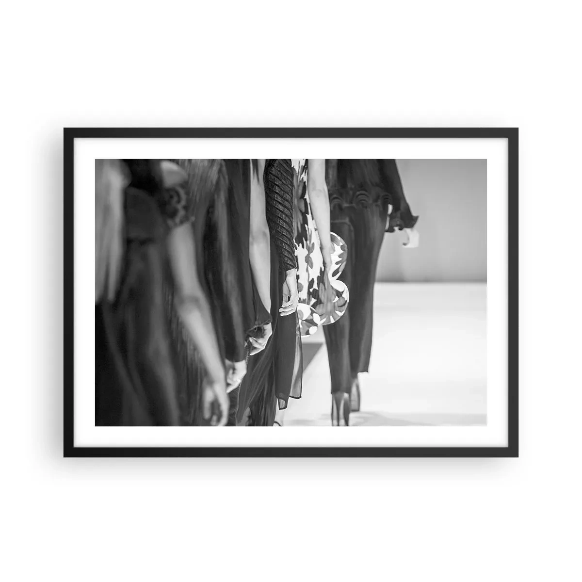 Plakat w czarnej ramie - Czarno-biała scena z wybiegów mody ukazująca detale sukienek i sylwetek modelek - 70x50cm - Stylowa parada - Nowoczesna dekoracja ścienna do salonu i sypialni ARTTOR