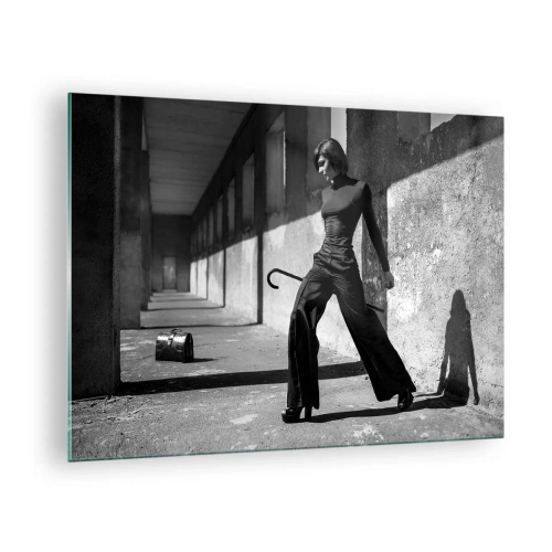 Obraz na szkle - Czarno-biała fotografia kobiety w eleganckim stroju w miejskim otoczeniu - 70x50cm - Miejska elegancja - Nowoczesna dekoracja ścienna do salonu i sypialni ARTTOR