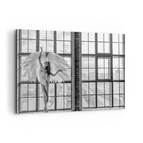 Obraz na płótnie - Kobieta z anielskimi skrzydłami na tle loftowego okna - 120x80cm - Miasto aniołów? - Nowoczesna dekoracja ścienna do salonu, kuchni i sypialni ARTTOR