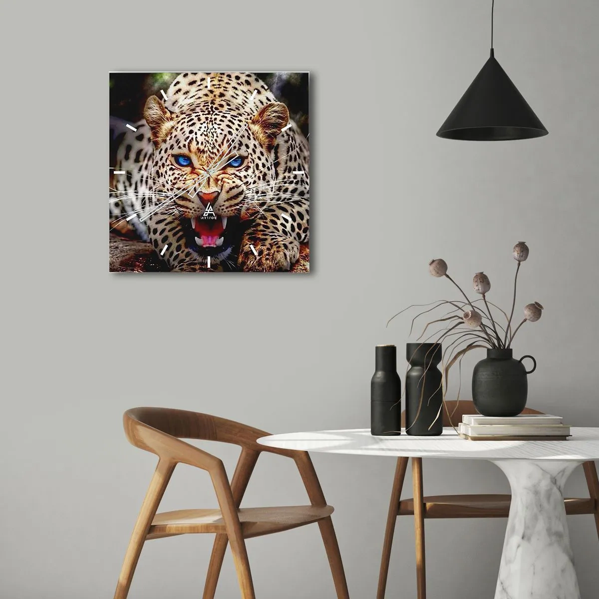 Zegar ścienny - Groźny leopard z intensywnie błękitnymi oczami - 30x30cm - Złość piękności nie szkodzi - Nowoczesna dekoracja ścienna do salonu i sypialni ARTTOR