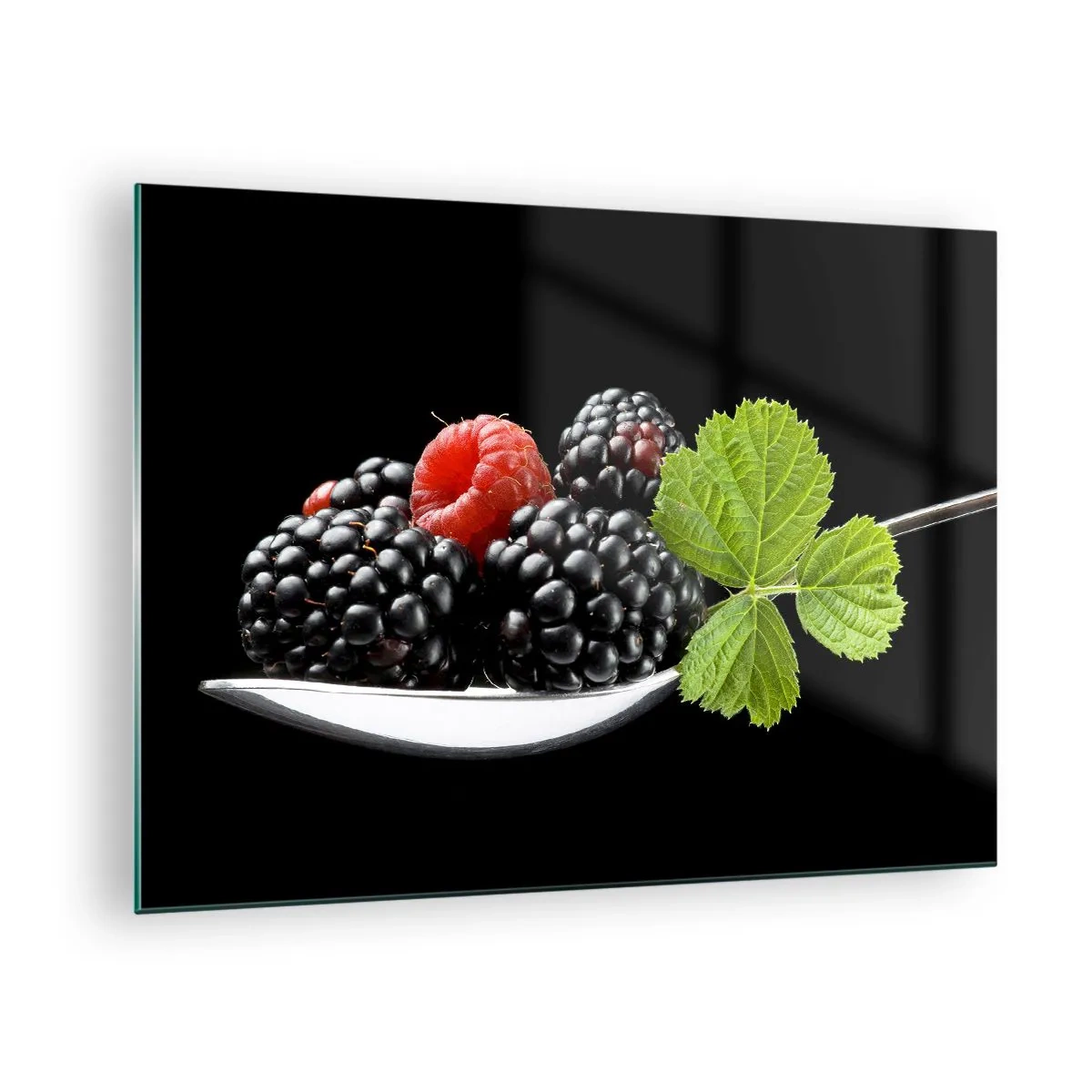 Obraz na szkle - Maliny i jeżyny na łyżce z zielonym liściem na czarnym tle - 70x50cm - Smak świeżości - Nowoczesna dekoracja ścienna do salonu i sypialni ARTTOR