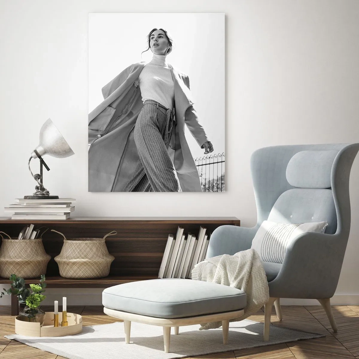 Obraz na szkle - Stylowa kobieta w płaszczu na tle architektury w czerni i bieli - 80x120cm - Idziesz ze mną? - Nowoczesna dekoracja ścienna do salonu i sypialni ARTTOR