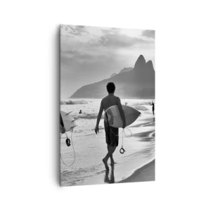 Obraz na płótnie - Dwóch surferów idących po plaży z deskami w czarno-białej tonacji - 80x120cm - Samba na jedną falę - Nowoczesna dekoracja ścienna do salonu i sypialni ARTTOR