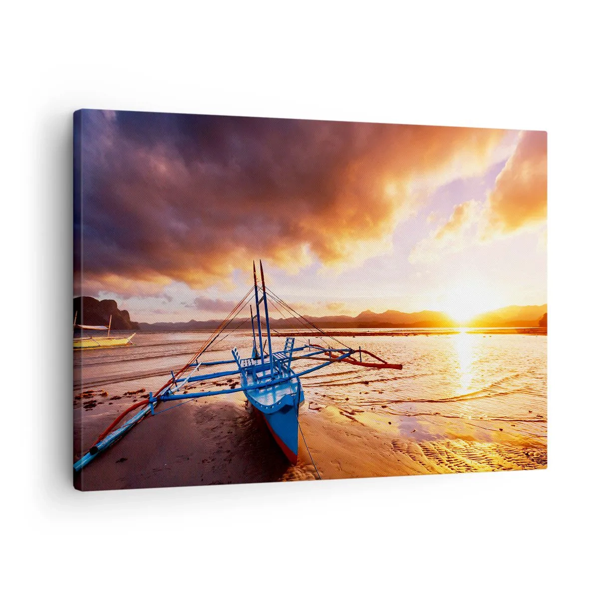 Obraz na płótnie - Niebieska łódź na plaży o zachodzie słońca - 70x50cm - Po całym dniu wyciągnąć się na piasku - Nowoczesna dekoracja ścienna do salonu i sypialni ARTTOR
