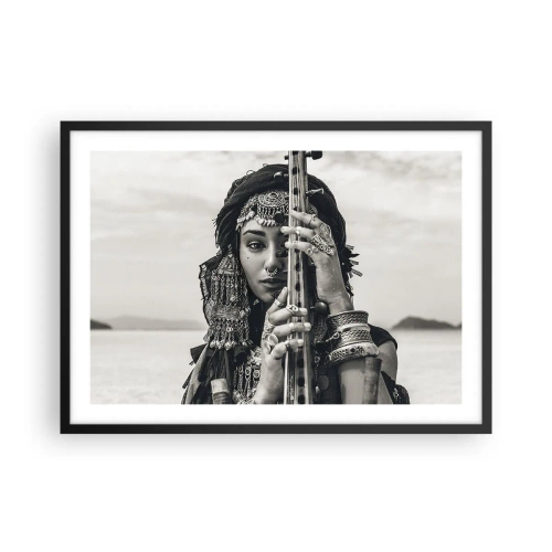 Plakat w czarnej ramie - Portret kobiety w etnicznej biżuterii z instrumentem w ręku - 70x50cm - Sama muzyka orientu - Nowoczesna dekoracja ścienna do salonu i sypialni ARTTOR