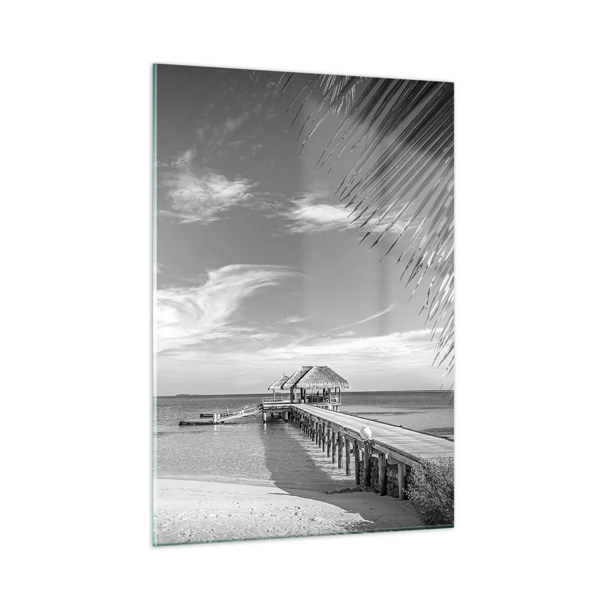 Obraz na szkle - Czarno-białe ujęcie tropikalnej plaży z pomostem - 50x70cm - Wspomnienie czy marzenie? - Nowoczesna dekoracja ścienna do salonu, kuchni i sypialni ARTTOR