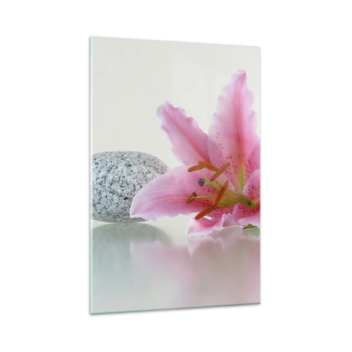 Obraz na szkle - Różowy kwiat lilii z kamieniami na jasnym tle - 80x120cm - Studium w różu, szarości i bieli - Nowoczesna dekoracja ścienna do salonu i sypialni ARTTOR