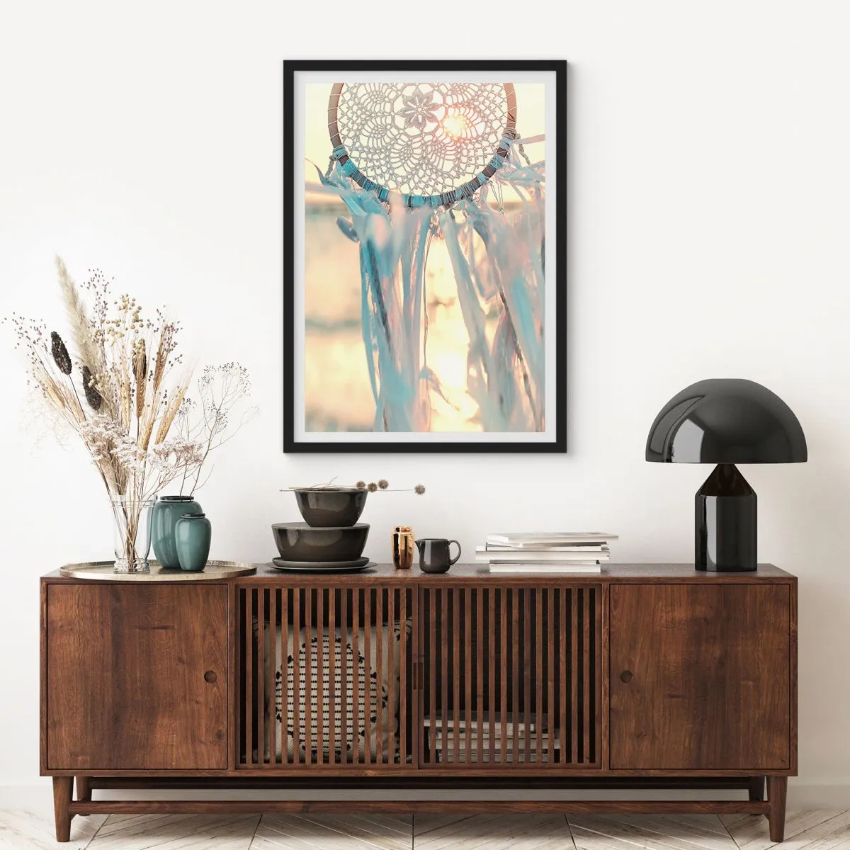 Plakat w czarnej ramie - Koronkowy łapacz snów w blasku zachodzącego słońca, z jasnym tłem - 50x70cm - Koronkowy totem - Nowoczesna dekoracja ścienna do salonu i sypialni ARTTOR