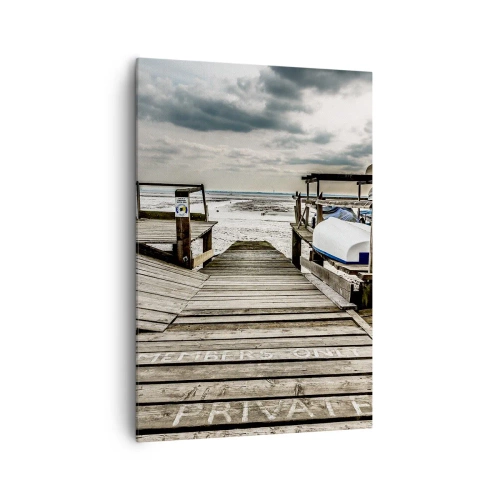 Obraz na płótnie - Drewniany pomost prowadzący na piaszczystą plażę pod zachmurzonym niebem - 70x100cm - Plaża północy - Nowoczesna dekoracja ścienna do salonu i sypialni ARTTOR