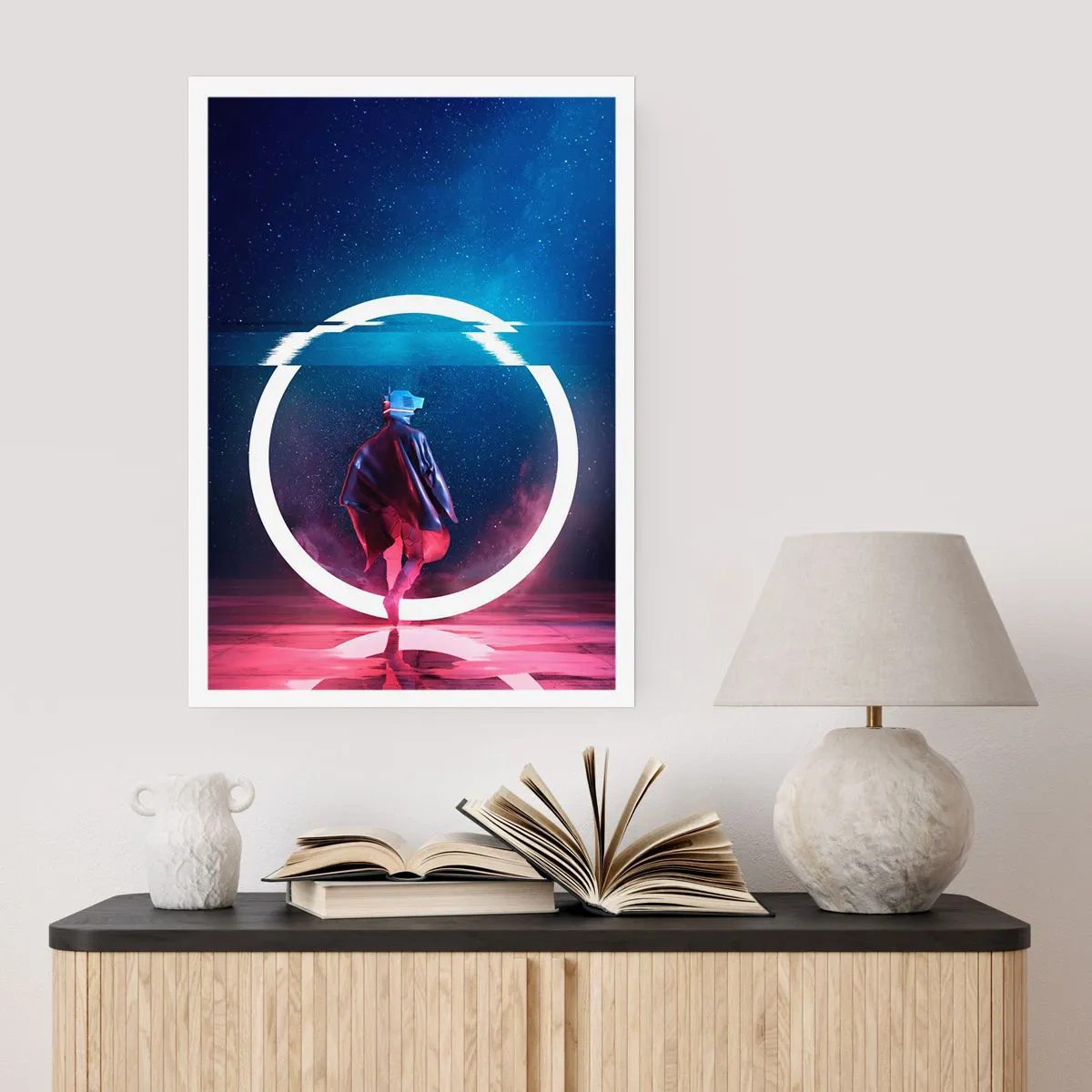 Plakat - Postać w futurystycznym stroju i goglach VR na tle świetlistego kręgu - 50x70cm - Między światami - Nowoczesna dekoracja ścienna do salonu, kuchni i sypialni ARTTOR
