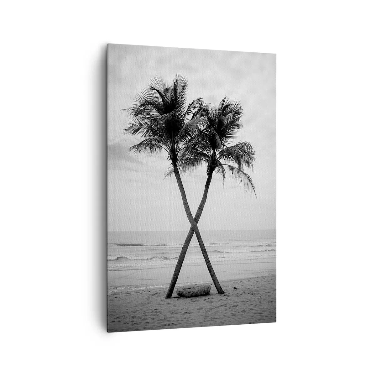 Obraz na płótnie - Czarno-biała fotografia dwóch palm na plaży z ich pniami skrzyżowanymi na tle oceanu - 80x120cm - Czuła obecność - Nowoczesna dekoracja ścienna do salonu i sypialni ARTTOR