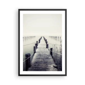Plakat w czarnej ramie - Drewniany pomost prowadzący w mglistą przestrzeń wodną - 50x70cm - Zanurz się w spokoju - Nowoczesna dekoracja ścienna do salonu i sypialni ARTTOR