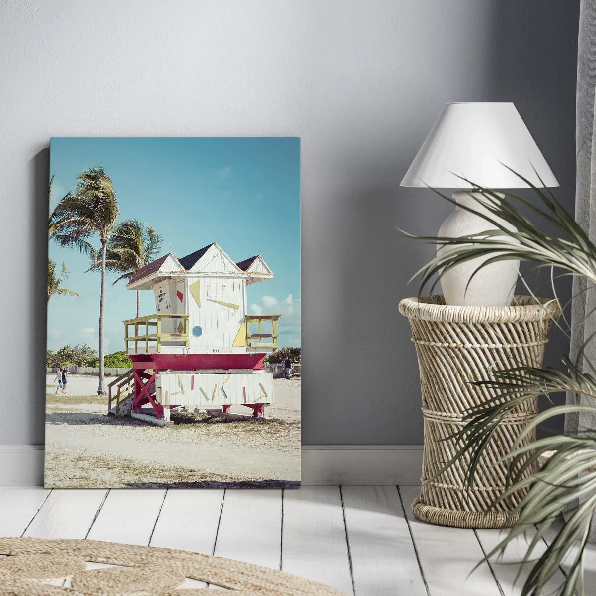 Obraz na płótnie - Kolorowa wieża ratownicza na plaży z palmami - 50x70cm - Przed tobą piękny dzień - Nowoczesna dekoracja ścienna do salonu, kuchni i sypialni ARTTOR
