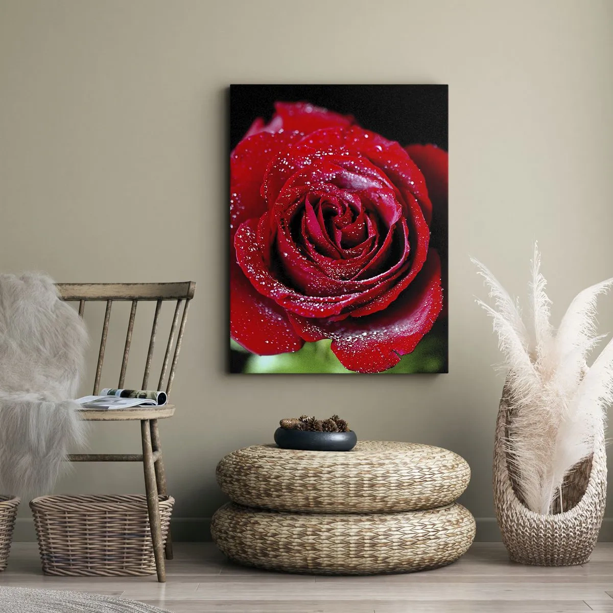 Obraz na płótnie - Czerwona róża z kroplami wody na płatkach - 50x70cm - To właśnie miłość - Nowoczesna dekoracja ścienna do salonu, kuchni i sypialni ARTTOR