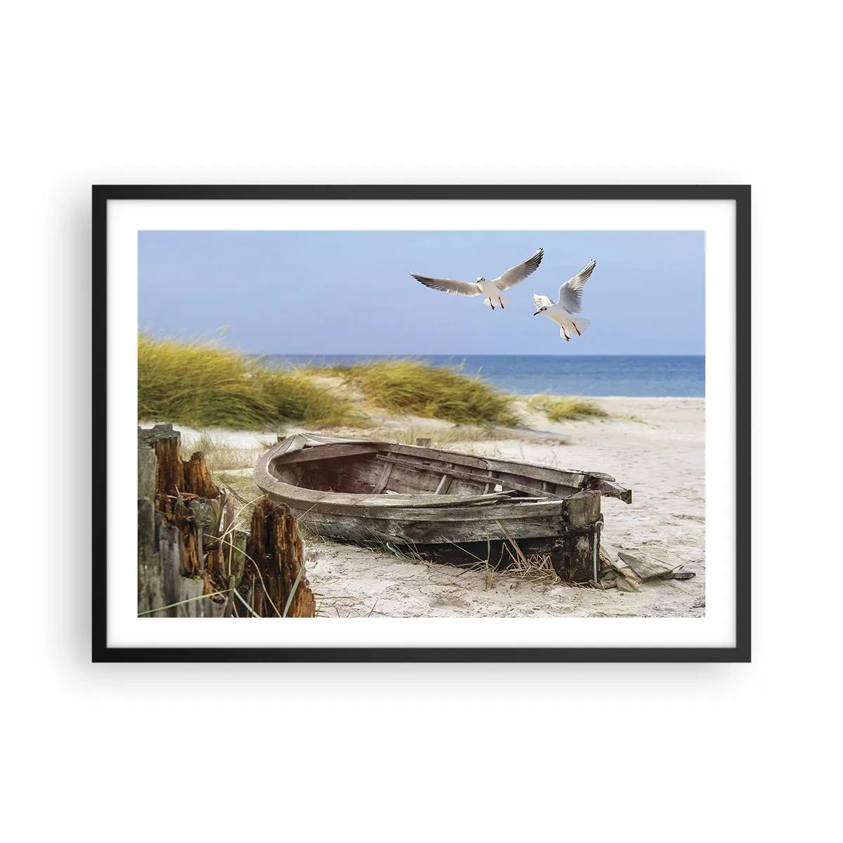 Plakat w czarnej ramie - Porzucona łódka na plaży z mewami - 70x50cm - Skąpane wiatrem - Nowoczesna dekoracja ścienna do salonu i sypialni ARTTOR
