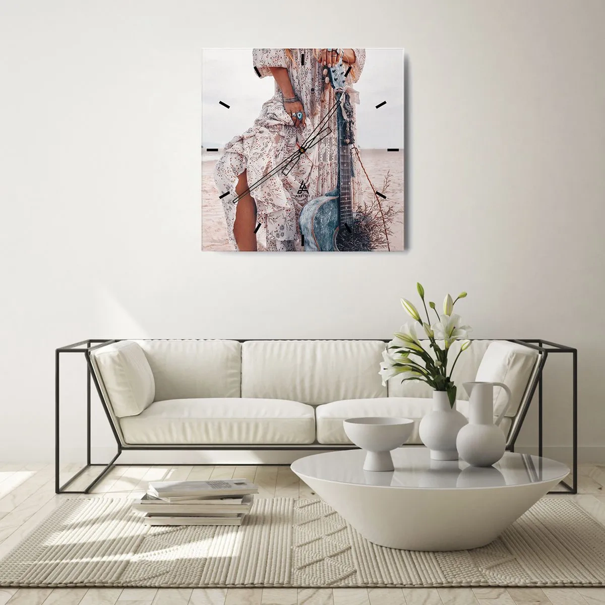 Zegar ścienny - Kobieta w stylu boho z gitarą na plaży - 30x30cm - Dzieci kwiaty w drodze - Nowoczesna dekoracja ścienna do salonu i sypialni ARTTOR