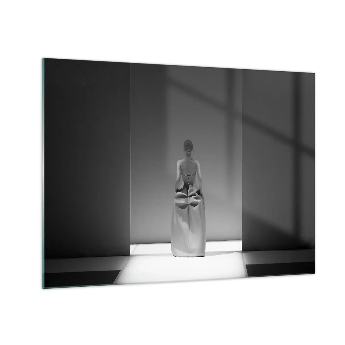 Obraz na szkle - Czarno-białe zdjęcie kobiety w sukni na tle światła - 70x50cm - Wyrafinowana prostota - Nowoczesna dekoracja ścienna do salonu i sypialni ARTTOR