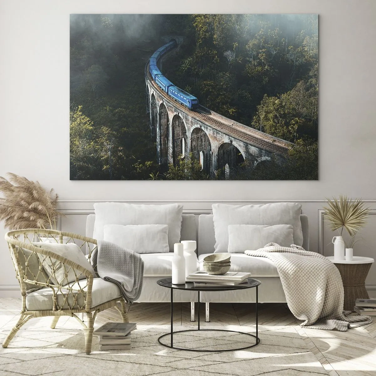 Obraz na szkle - Niebieski pociąg jadący po kamiennym wiadukcie wśród lasu - 120x80cm - Pociąg do natury - Nowoczesna dekoracja ścienna do salonu, kuchni i sypialni ARTTOR