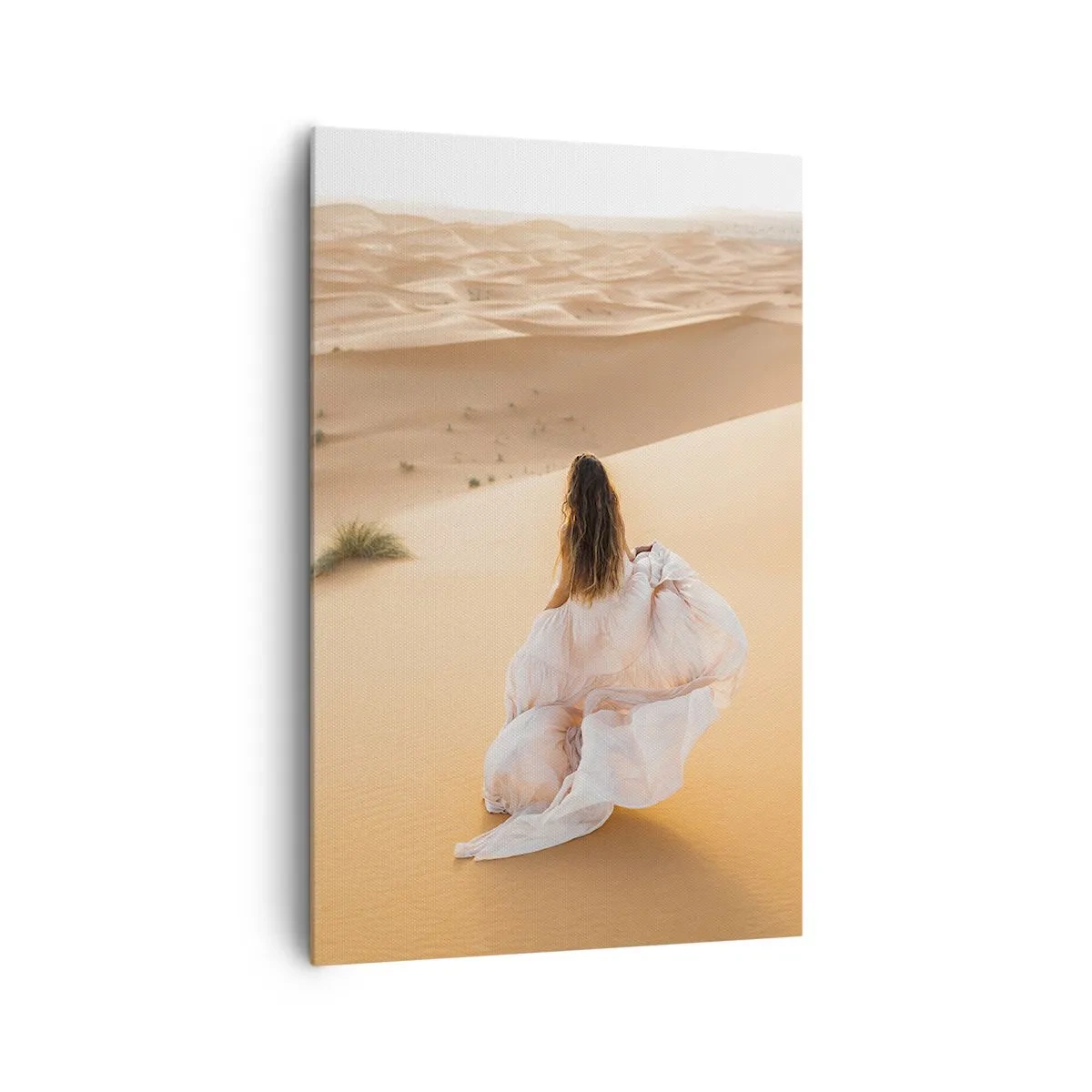 Obraz na płótnie - Kobieta w zwiewnej sukni idąca przez pustynne wydmy - 80x120cm - Ucieczka do wolności - Nowoczesna dekoracja ścienna do salonu i sypialni ARTTOR