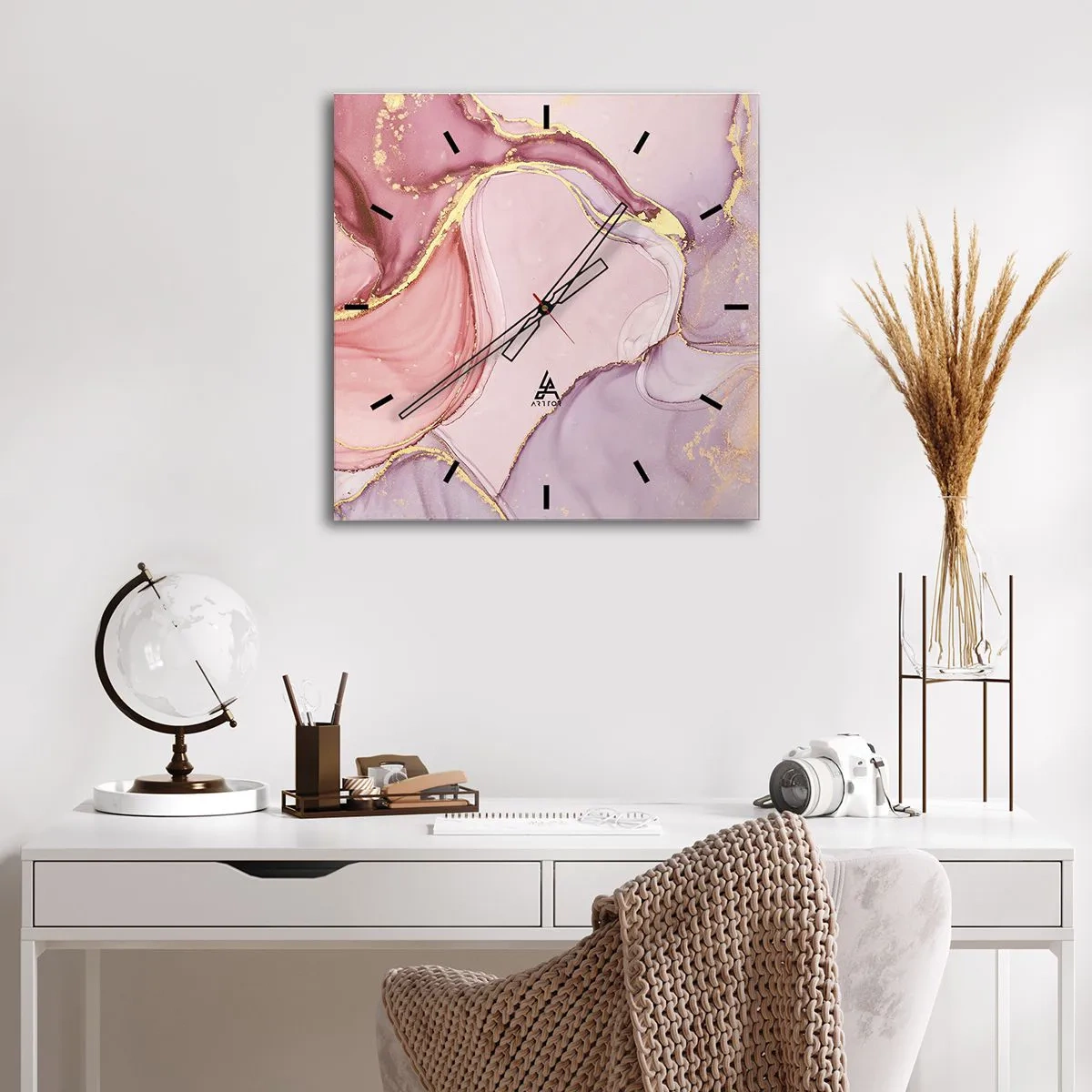 Zegar ścienny - Delikatne abstrakcyjne wzory w odcieniach różu i złota - 30x30cm - Pieszczota barw - Nowoczesna dekoracja ścienna do salonu i sypialni ARTTOR