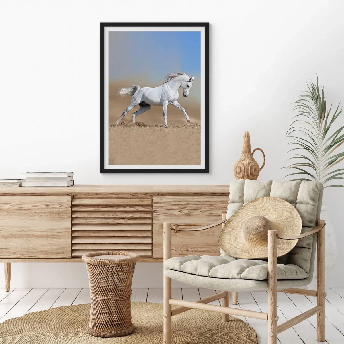 Plakat w czarnej ramie - Biały koń w galopie na pustynnym tle - 50x70cm - Najpiękniejsza arabska baśń - Nowoczesna dekoracja ścienna do salonu i sypialni ARTTOR