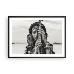 Plakat w czarnej ramie - Portret kobiety w etnicznej biżuterii z instrumentem w ręku - 70x50cm - Sama muzyka orientu - Nowoczesna dekoracja ścienna do salonu i sypialni ARTTOR