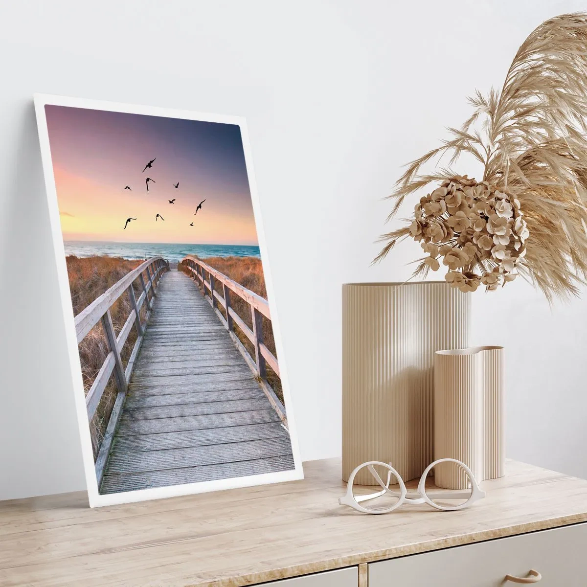 Plakat - Drewniany pomost prowadzący na plażę przy zachodzie słońca - 50x70cm - Przestrzeń wzlotów - Nowoczesna dekoracja ścienna do salonu, kuchni i sypialni ARTTOR