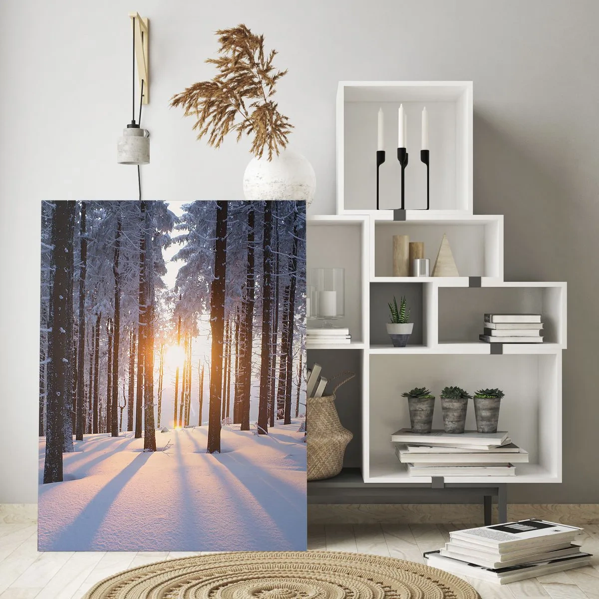 Obraz na szkle - Zimowy las z promieniami słońca przebijającymi przez drzewa - 50x70cm - Wyraźnie czarno na białym - Nowoczesna dekoracja ścienna do salonu, kuchni i sypialni ARTTOR