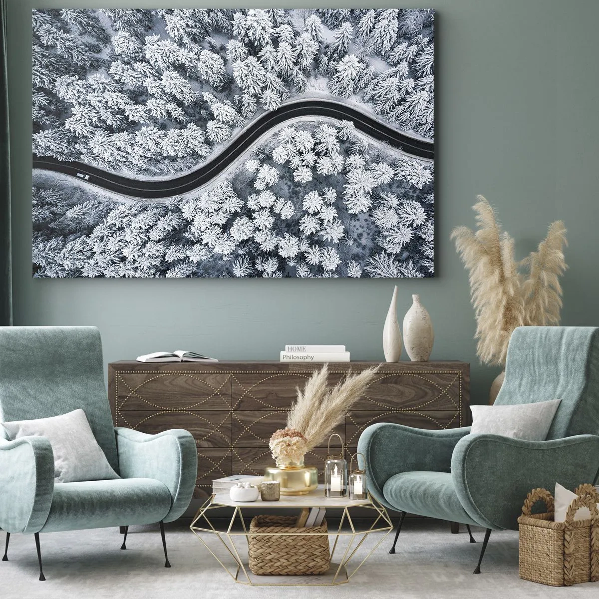 Obraz na płótnie - Zakręcona droga w zimowym lesie z lotu ptaka - 70x50cm - Przez zimowy las - Nowoczesna dekoracja ścienna do salonu i sypialni ARTTOR