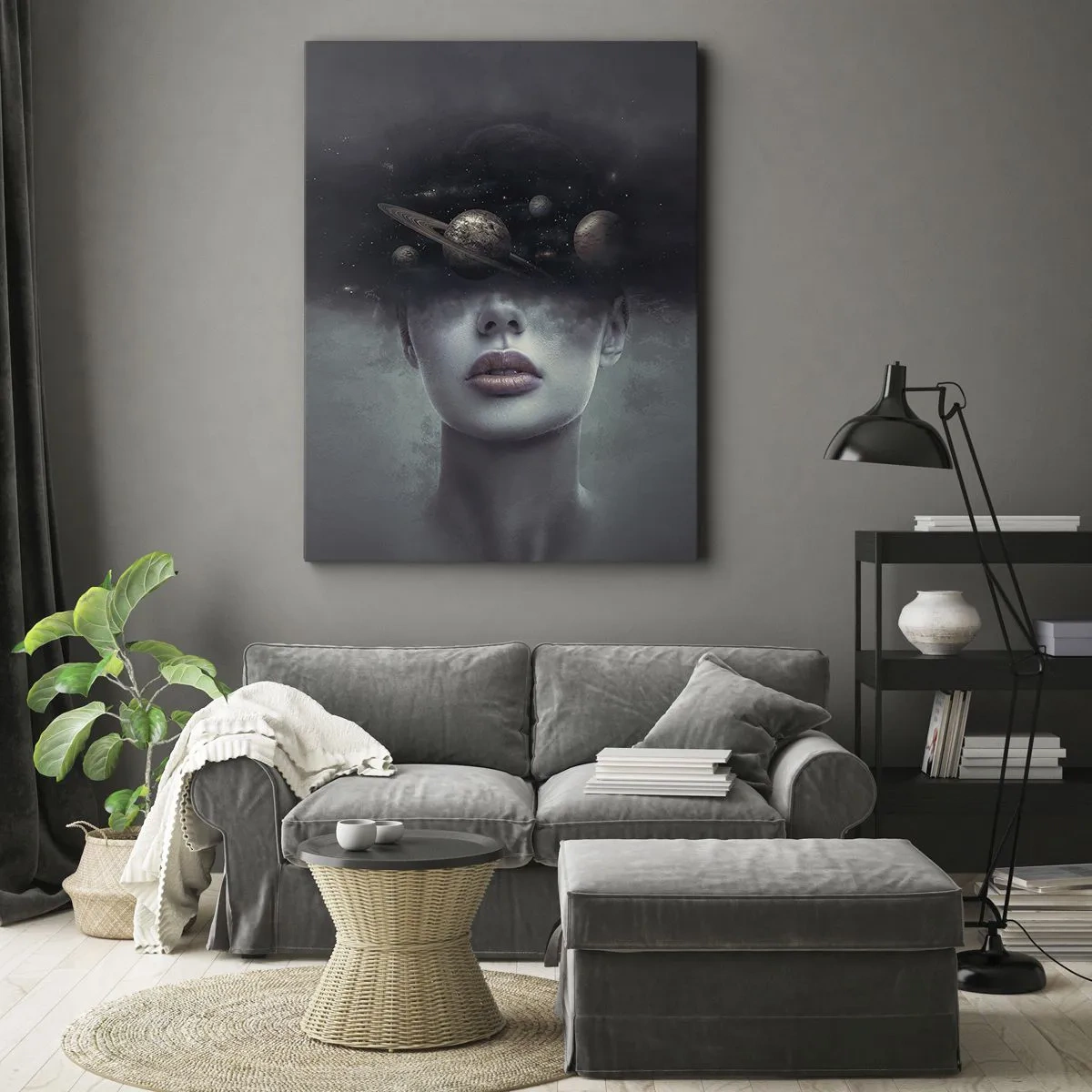 Obraz na płótnie - Twarz kobiety z planetami i pierścieniami Saturna unoszącymi się nad oczami - 50x70cm - A planety szaleją… - Nowoczesna dekoracja ścienna do salonu, kuchni i sypialni ARTTOR
