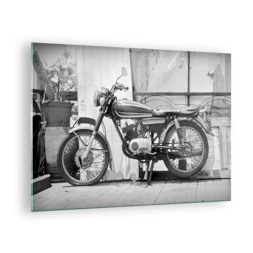 Obraz na szkle - Motocykl w stylu retro stojący na tle drewnianych ścian - 70x50cm - Klasyka ponad wszystko - Nowoczesna dekoracja ścienna do salonu i sypialni ARTTOR